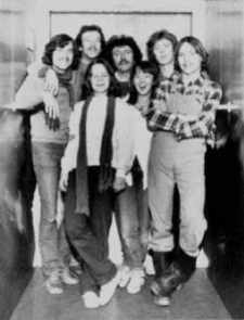 1981 - i en elevator på Sønderbro Hospital: Fra venstre: Klaus Kjellerup, Aage Hagen, Gitte Naur, Syre, Anne Dorte, Michael Bruun & Stanley (bemærk stilen: midterskilning, smækbukser & træskostøvler)