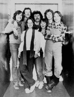 1981 - i en elevator på Sønderbro Hospital: Fra venstre: Klaus Kjellerup, Aage Hagen, Gitte Naur, Syre, Anne Dorte, Michael Bruun & Stanley (bemærk stilen: midterskilning, smækbukser & træskostøvler)